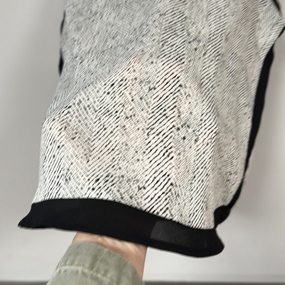 Creative Concepts Black and White sleeveless blouse, black accent stripes size M - Picture 7 of 8